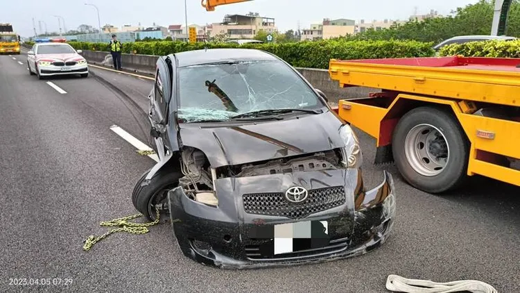 許姓男子駕駛自小客車失控自撞內側護欄，因酒測值超標被依公共危險罪送辦。（國道警方提供）中央社