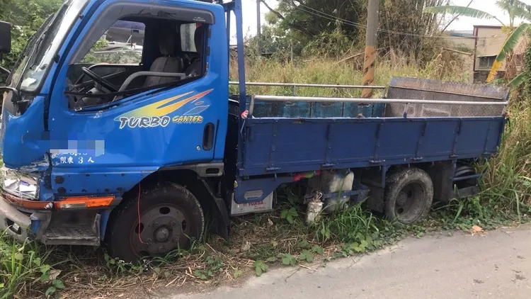 張姓男子疑因駕駛途中昏迷，導致車輛衝出道路翻覆。讀者提供