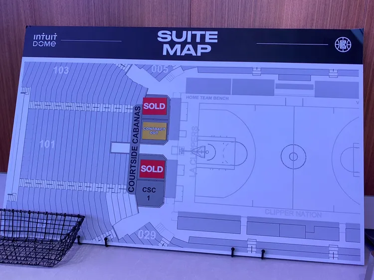 最豪VIP包廂位置圖，就在籃框後方。陳怡文攝