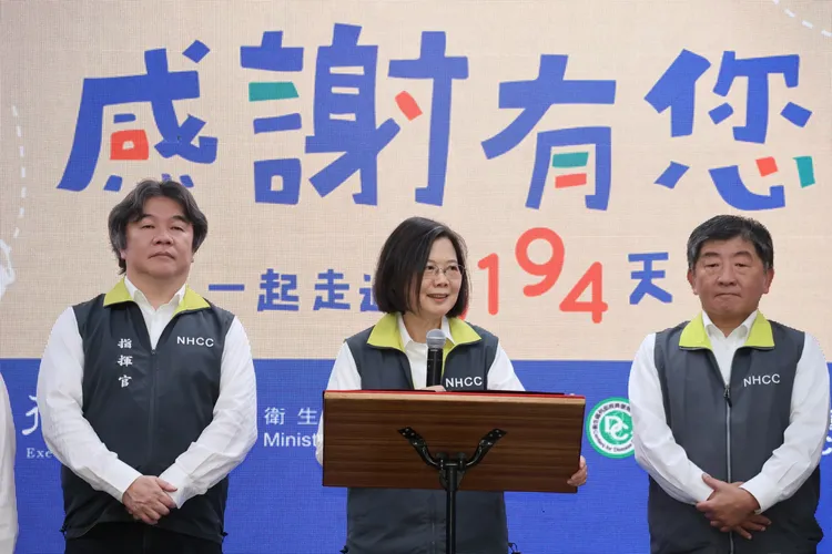 最後一場防疫記者會，蔡英文說，「相信各位夥伴都跟我一樣有很多的感觸」。鄭孟晃攝