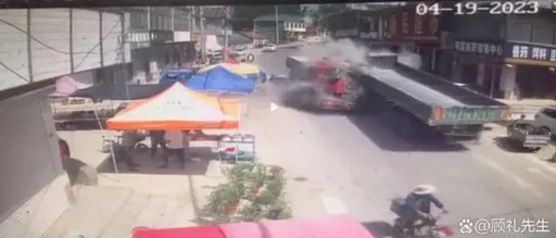 驚悚瞬間!貨車高速對撞 趕集民眾被撞飛7死10傷