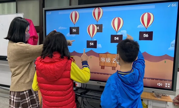 目前針對大型顯示器的使用情況，普遍反應良好，許多教師大讚能更方便地進行多媒體教學。翻攝照片