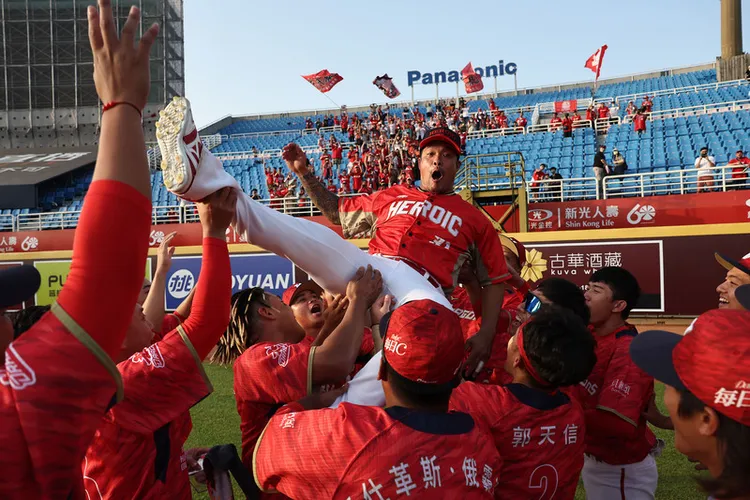 隊友幫林智勝慶祝。  中央社