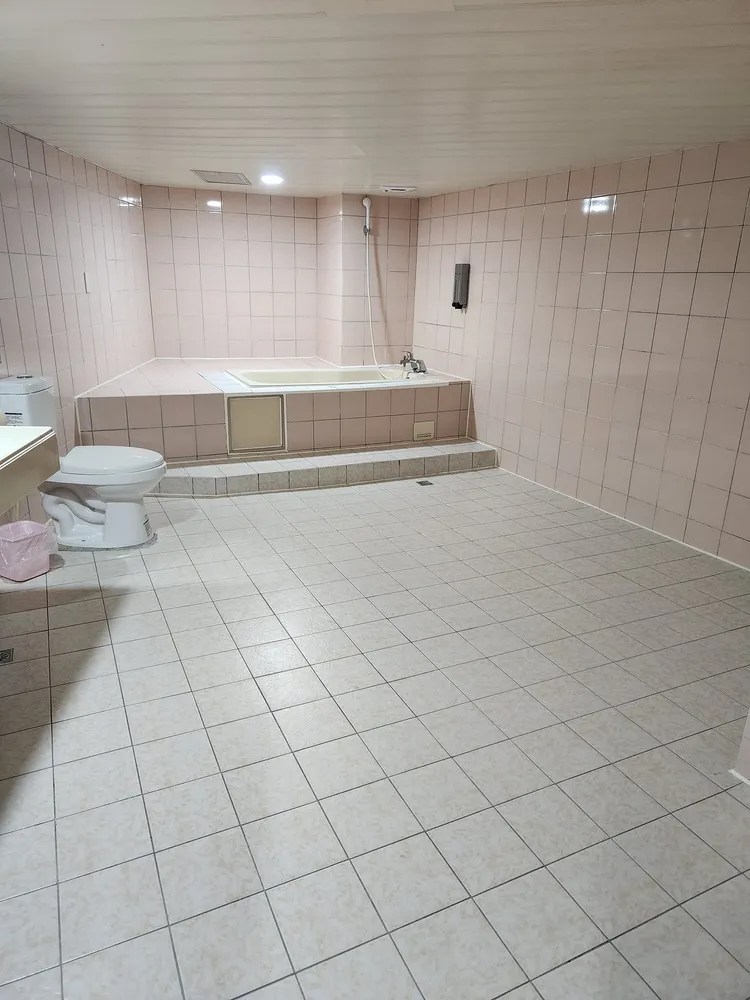 浴室的設計讓許多人喊不舒服。翻攝自爆廢公社