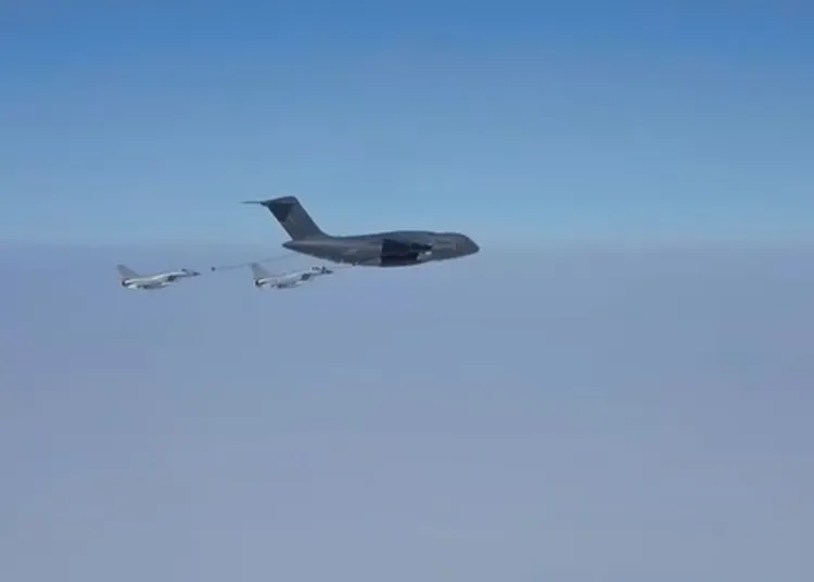 共軍戰機進行空中加油。影片截圖