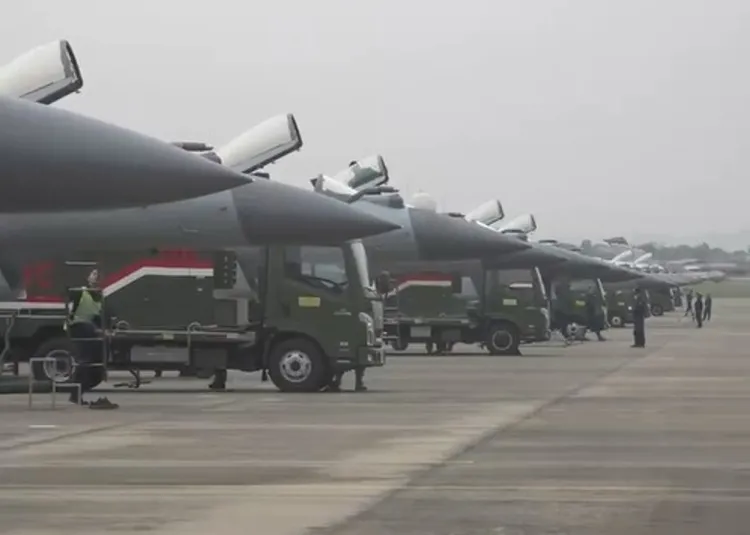 共軍出動多款戰機參與軍演。翻攝微博