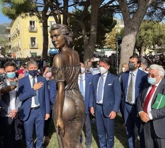 義大利坎帕尼亞大區薩普里（Sapri）一座銅像，被批評太過暴露，是對女性和歷史的冒犯。翻攝推特@lauraboldrini
