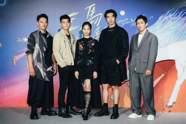 柯叔元（左起）、王柏傑、簡嫚書、傅孟柏、黃尚禾開心合影。金馬執委會提供