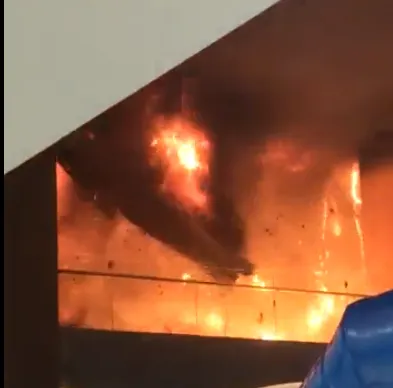 印尼購物中心大火 熊熊烈燄中20人受困