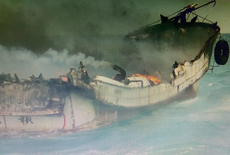 漁船嚴重毀損，駕艙及船艙全被大火燒毀，呈現焦黑。台中海巡隊提供