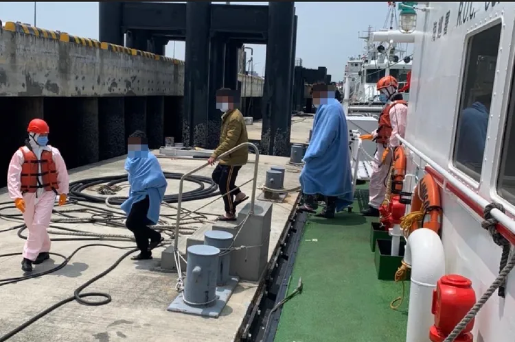 海巡人員將獲救漁民接駁上岸，送醫檢查。台中海巡隊提供