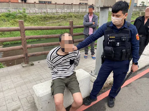 通缉犯拒警盘查飞车逃逸　擦撞幼儿园娃娃车3师生受伤
