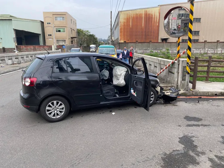 王男座車撞橋墩，車頭毀損。大園警分局提供