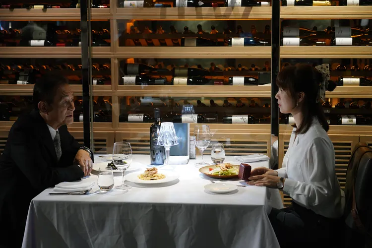 陳慕義（左）在劇中搞外遇許乃涵。華視提供