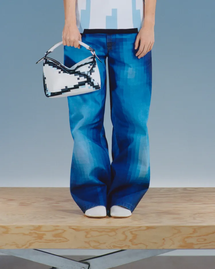 像素圖寬鬆牛仔褲，3萬9000元。品牌提供