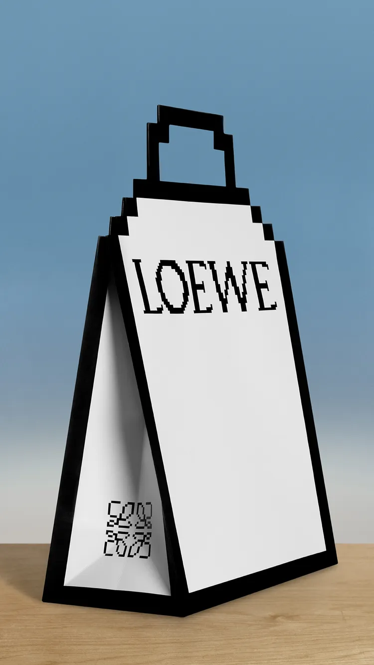 凡購買LOEWE像素圖實驗系列中任一品像，就會附上以同樣概念打造的限定包裝。品牌提供