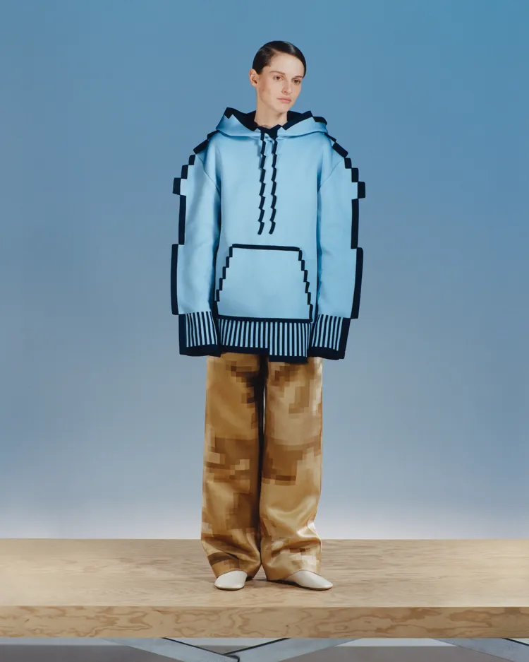 科技針織像素圖連帽衫8萬3000元、絲緞像素圖長褲8萬3000元。品牌提供
