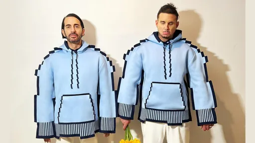 「時尚小馬哥」60大壽玩開了 抓老公穿像素裝組「2次元CP」