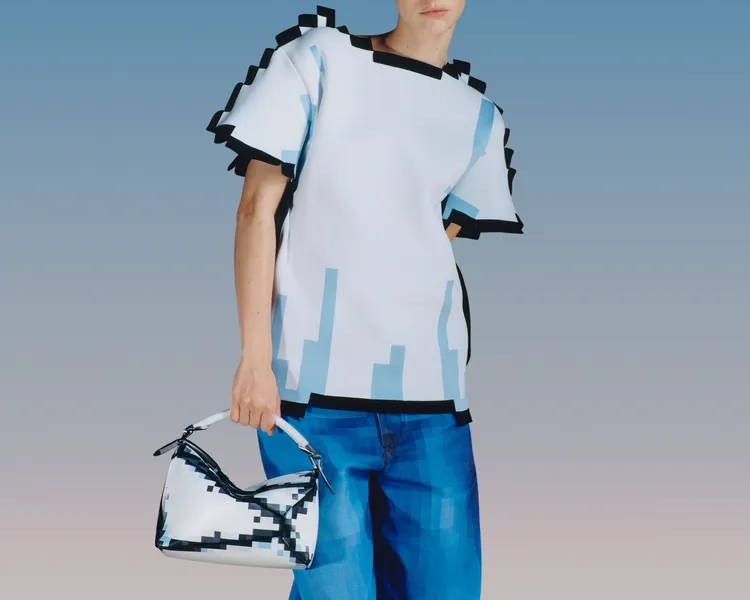 除了連帽針織衫外，LOEWE像素圖實驗系列中還推出了多款挑戰感官的俏皮單品。品牌提供