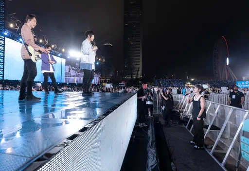 鼓鼓超爽der香港合鳴「演唱會天團」  五月天眼神給足他安全感