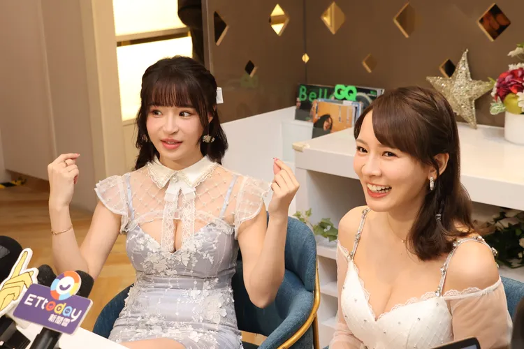 林莎(右)爆料元元很愛突擊抓奶。鄭孟晃攝