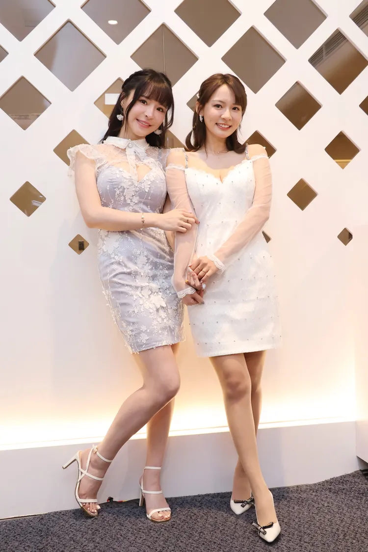 元元(左)和林莎一同推出寫真書。鄭孟晃攝