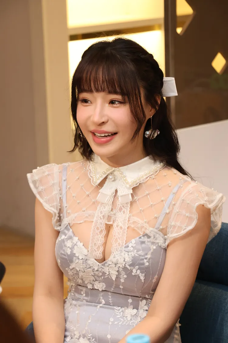 元元說第一次穿這麼大尺度和粉絲見面。鄭孟晃攝