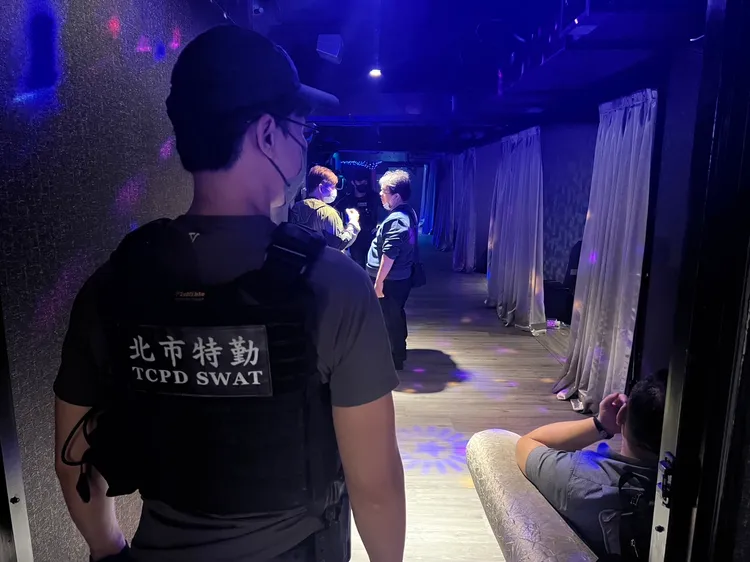 警方攻堅地下酒店。翻攝畫面