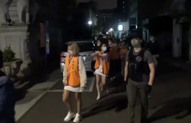 警方帶回外籍與子與工作人員。翻攝畫面