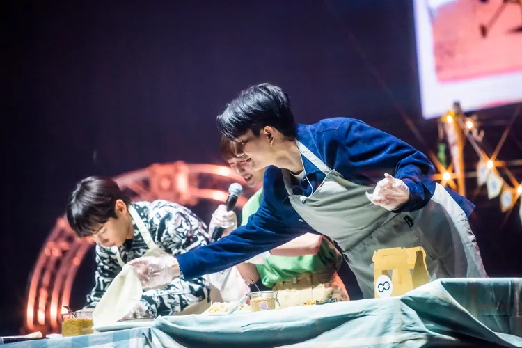 夜市美食潤餅搬上舞台 Off(右)和Gun親自體驗玩得不亦樂乎。KKLIVE