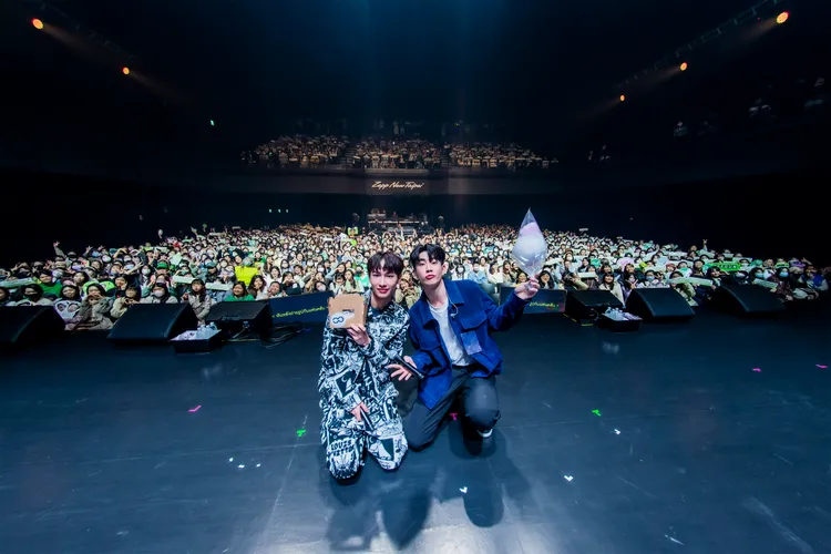 泰國人氣男演員Off(右)和 Gun拿著自己手做的潤餅與棉花糖和超過千名粉絲合影。KKLIVE