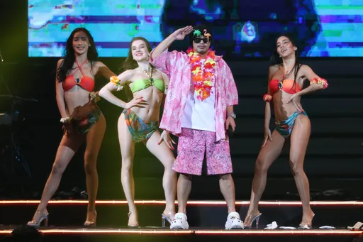 黃明志攻蛋辣妹脫到剩bra!現場乳香四溢還驚見中國五星旗