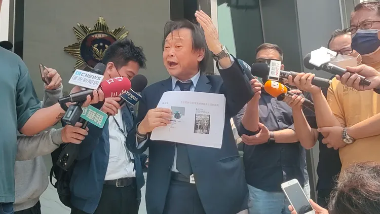 王世堅不忍了，今赴市刑大向40粉專提告求償。黃子騰攝