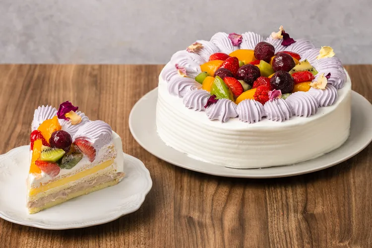 森林系浪漫芋品蛋糕《秘密花園》由酸甜四季果物搭配上招牌芋泥和手工布丁，清新不甜膩。6吋699元、8吋899元、10吋1399元。業者提供