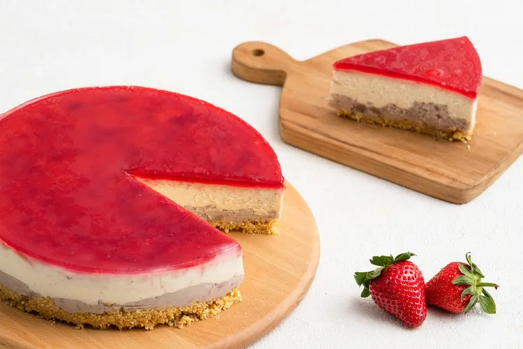 《#莓好版 有芋司》以果香酸甜的草莓果漿搭配上濃芋乳酪，打造味蕾的美妙平衡，8吋899元可宅配。業者提供