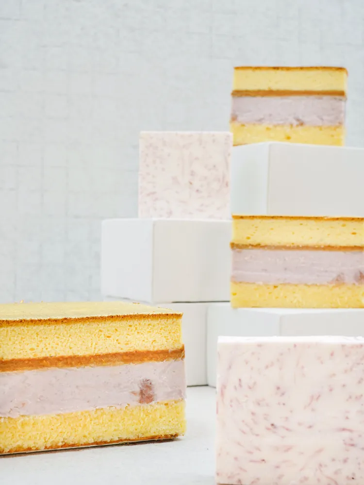 日錦製造所選用台中大甲芋頭製成「芋泥布丁蛋糕」，肉質細膩顯白，口感鬆軟綿密，香味濃郁芬芳。業者提供