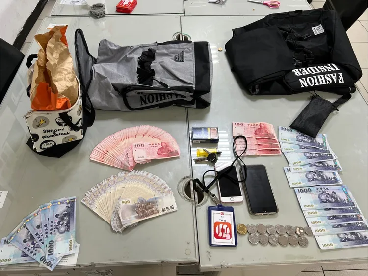 警方起獲贓款及手機。蘆洲警分局提供