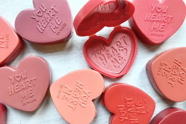 完成指定任務就能把泰國必買彩妝品牌4U2「YOU HEART ME 心型刻字」腮紅帶回家。業者提供