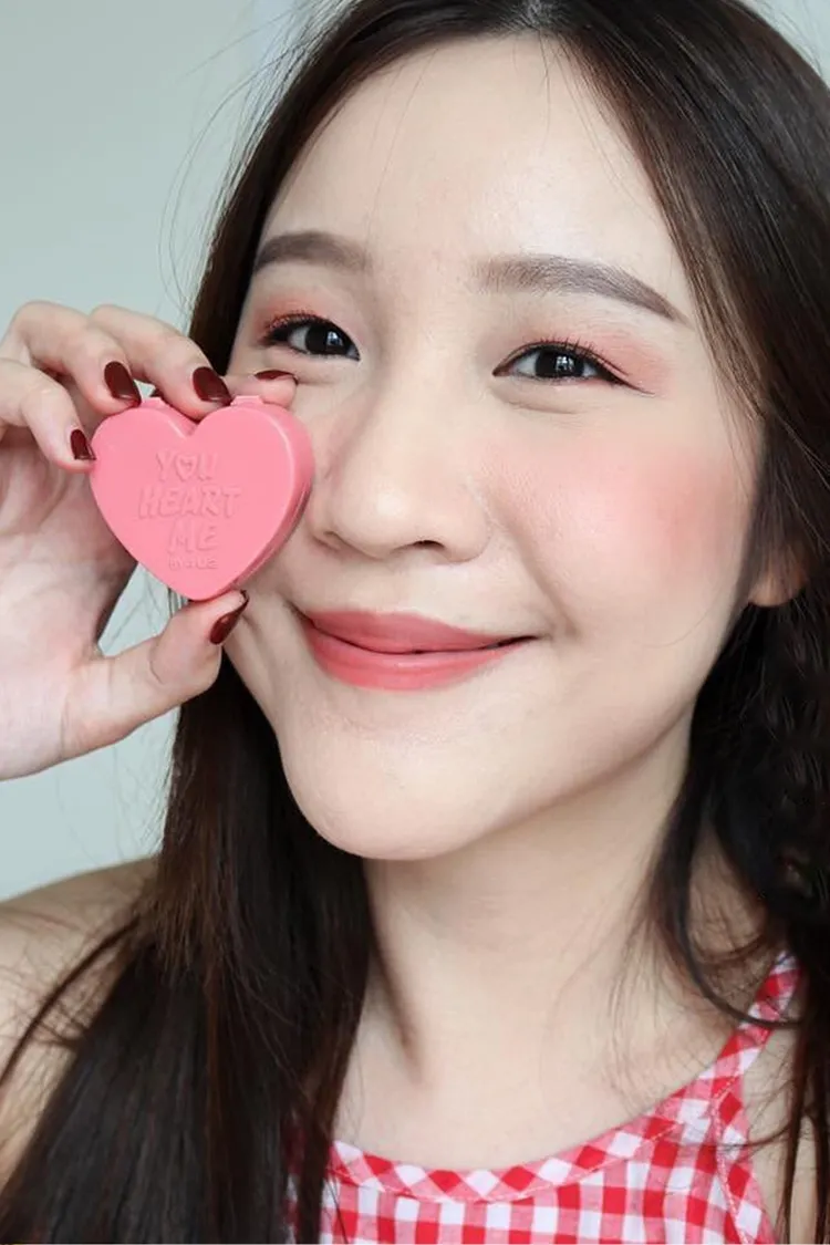泰國彩妝品牌4U2 YOU HEART ME 心型刻字腮紅。業者提供