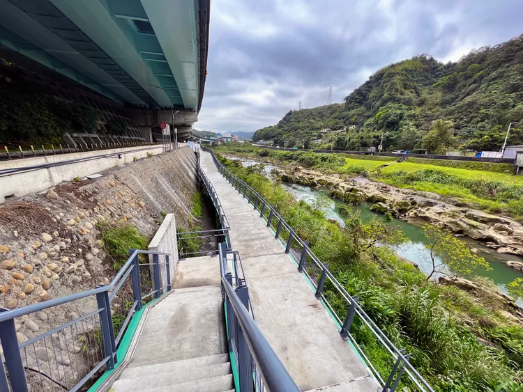 腳踏車道沿河畔建成，讓民眾可以近距離觀看特殊的壺穴地形。翻攝照片