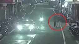 李姓男子與林姓運將在馬路上發生拉扯(紅圈處)。蘆洲警分局提供