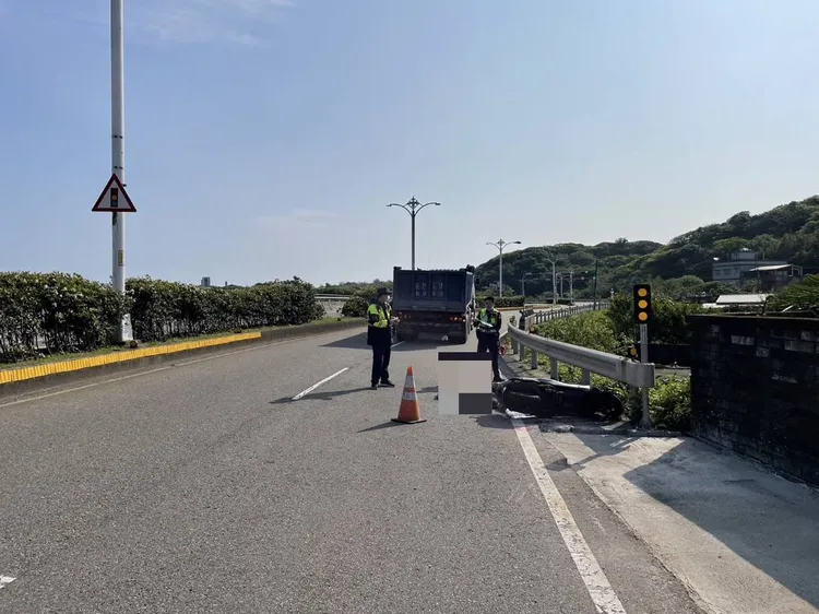 警方於肇事現場採證。翻攝畫面