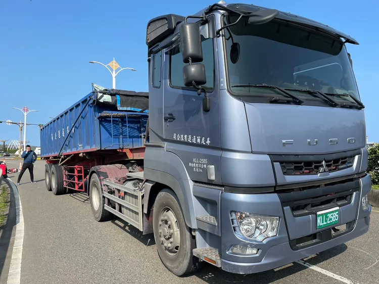 王男駕駛砂石車，不慎輾斃騎機車的林翁。翻攝畫面