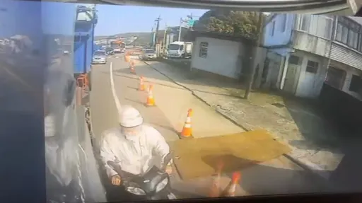 台2線砂石車變換車道擦撞機車　8旬翁倒地遭輾身亡！家屬聞訊痛哭