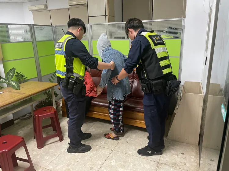 貼心攙扶至椅子上休息，等候家屬前來載人。警方提供