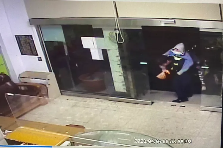 員警將人揹進派出所。警方提供