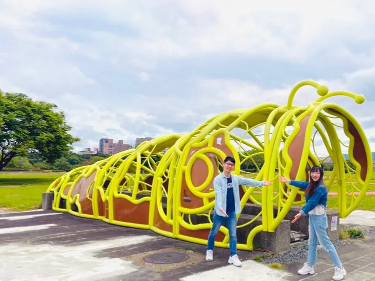 板橋蝴蝶公園內的毛毛蟲造景裝置藝術，是江翠礫間地下廊道入口處。水利局提供
