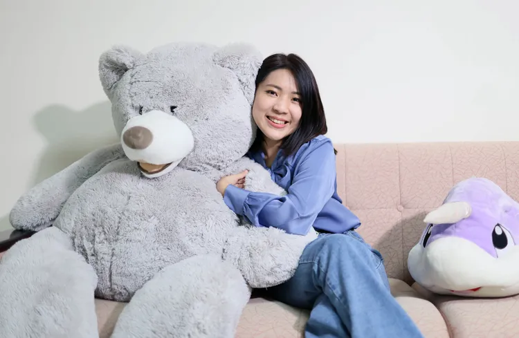 談到婚姻，「不服就幹」的松信蜜獾，搖身一變成嬌羞的小人妻。施昂強攝