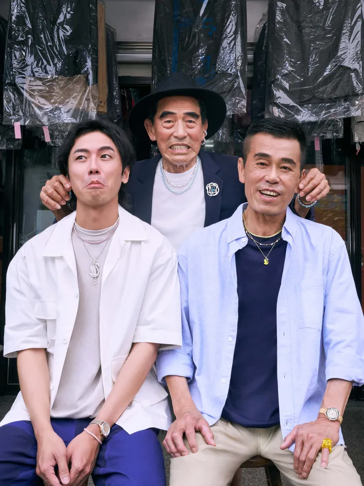 在IG上有63萬人關注的「萬秀洗衣店」祖孫3代，以不同視角詮釋出SWAROVSKI背後充滿愛的內涵。品牌提供