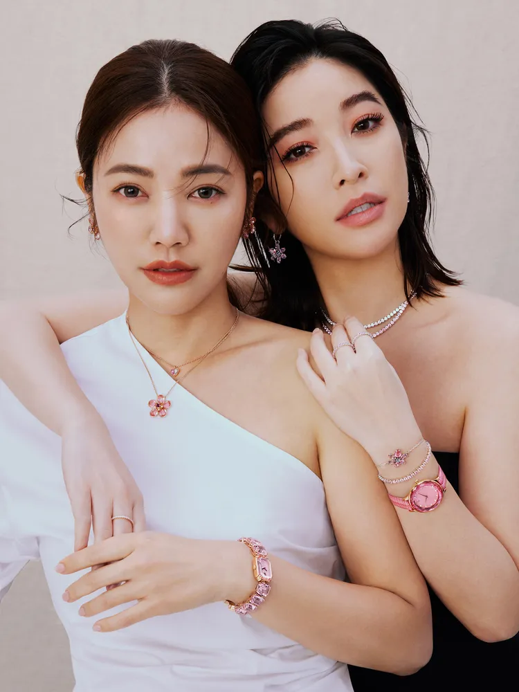 女星許維恩（右）和有著凍齡臉龐的時尚網紅姊姊許路兒，合體演繹了SWAROVSKI充滿幸福感的新作。品牌提供